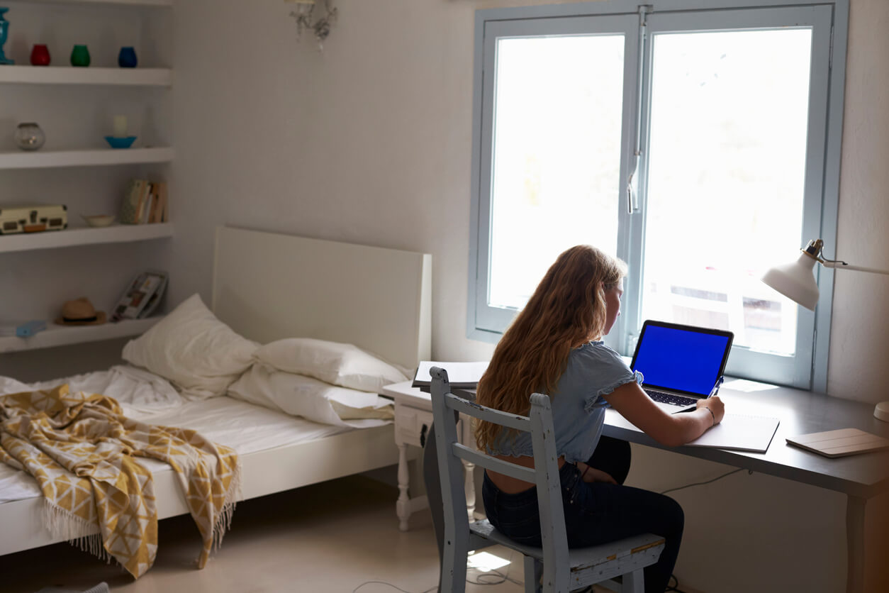 Etudiante dans son appartement étudiant à Toulon révisant ces cours